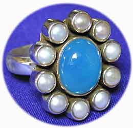 Designer Ring mit Chalcedon/Perlen